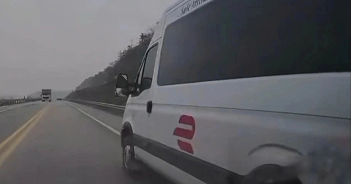 Phạt tài xế xe khách vượt ẩu, đi vào làn khẩn cấp đường cao tốc