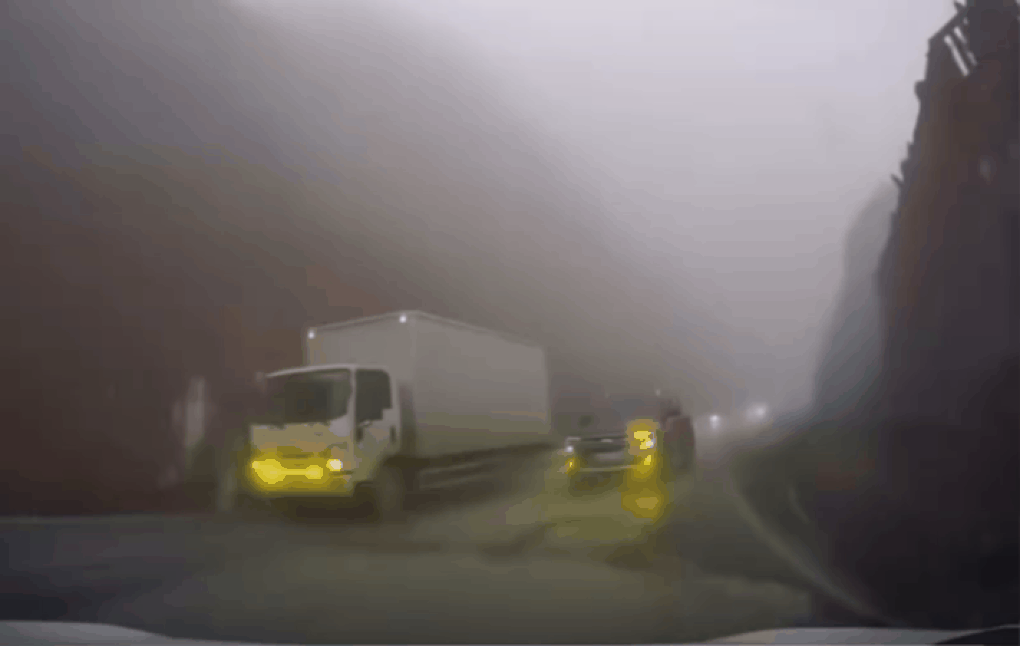 Xử phạt tài xế ô tô biển xanh vượt ẩu trên đường ở Lào Cai - 1