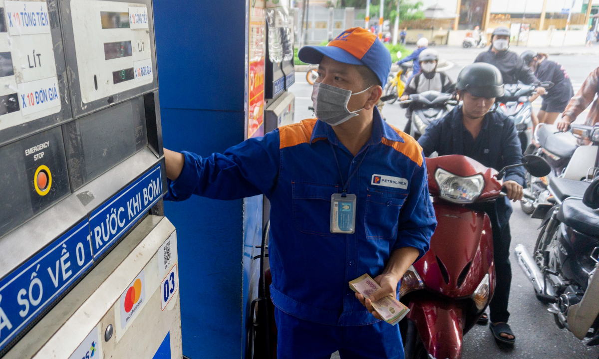 Giá xăng giảm, dầu tăng