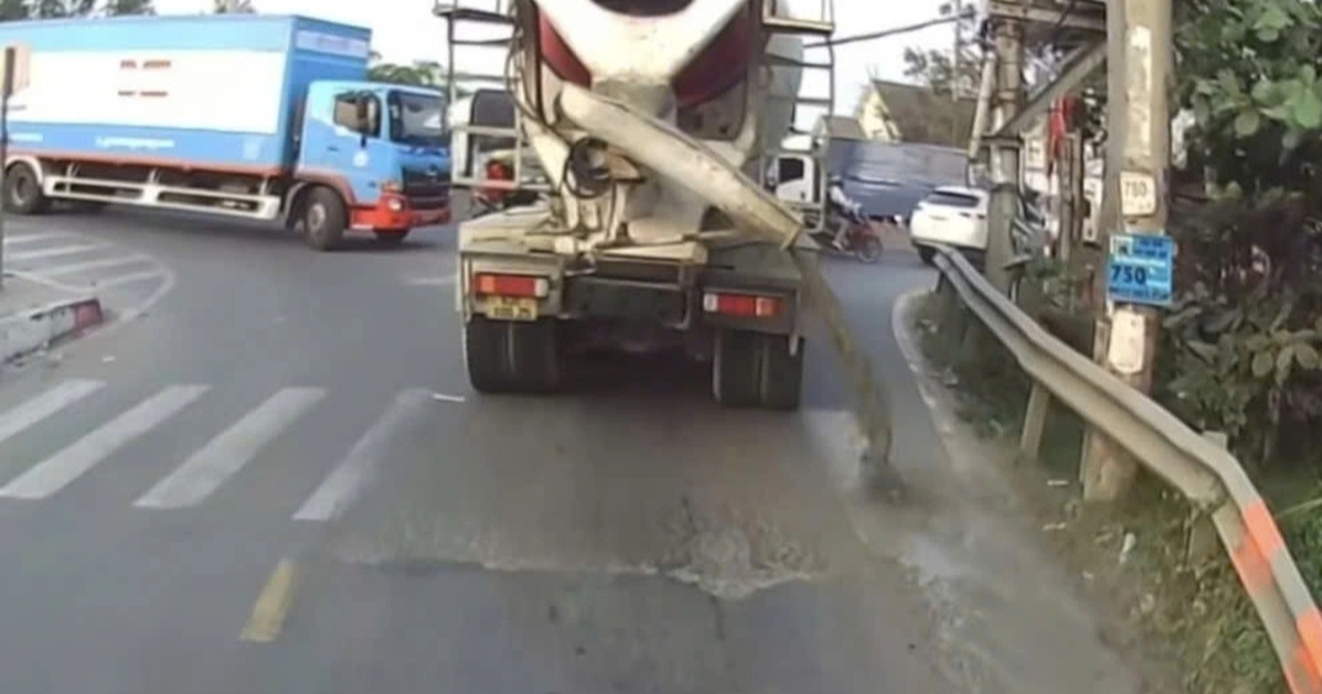 Xe bồn xả thải kéo dài 5m trong lúc di chuyển trên đường ở TPHCM