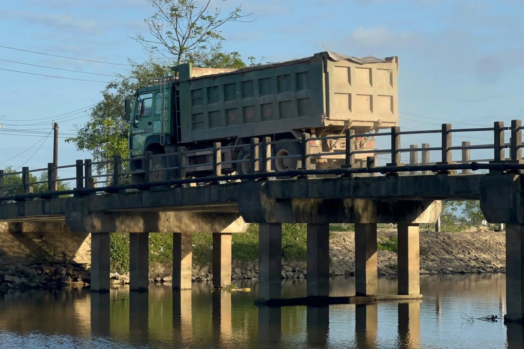 Cầu tải trọng 13 tấn gánh xe 40 tấn - 1 Cầu tải trọng 13 tấn gánh xe 40 tấn - 1