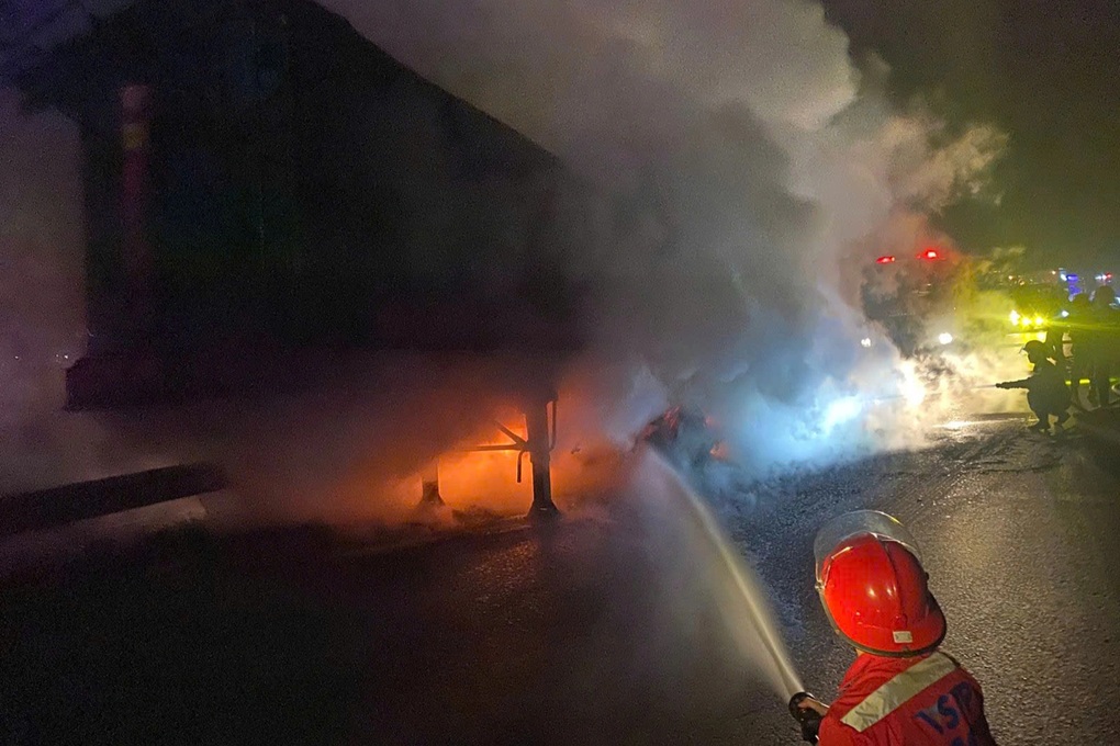 Xe đầu kéo chở than bốc cháy trên cao tốc Bắc - Nam - 1