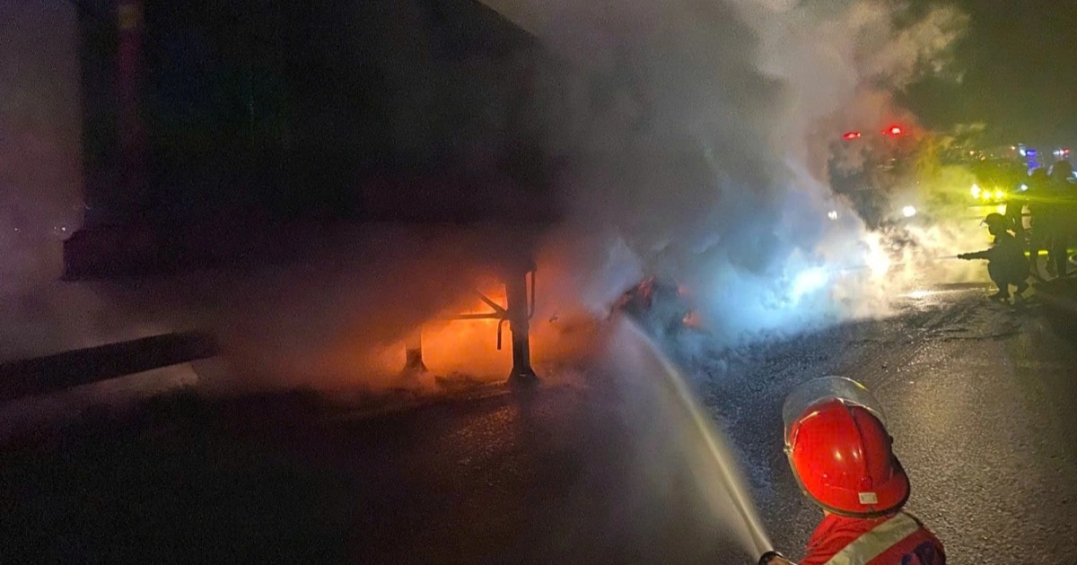 Xe đầu kéo chở than bốc cháy trên cao tốc Bắc – Nam