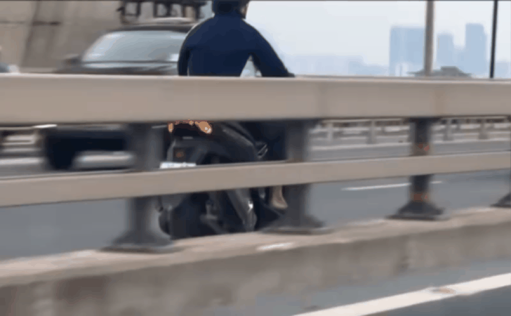 Truy tìm nam thanh niên lái xe máy đi ngược chiều cầu Nhật Tân - 1
