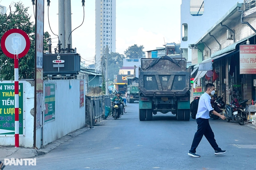 Hẻm 5 tấn ở TPHCM vắng bóng xe ben sau phản ánh của Dân trí - 3