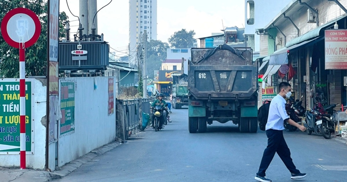 Biển báo bị bôi sơn, hẻm 5 tấn ở TPHCM “gánh” xe ben hàng chục tấn