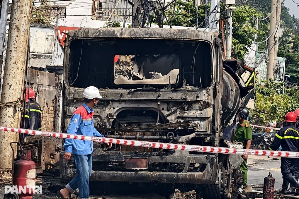 700 hộ dân mất điện sau vụ cháy xe bồn chở xăng ở TPHCM - 1