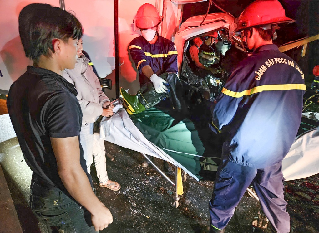 2 xe tải đấu đầu ở Lâm Đồng, 2 người tử vong - 1