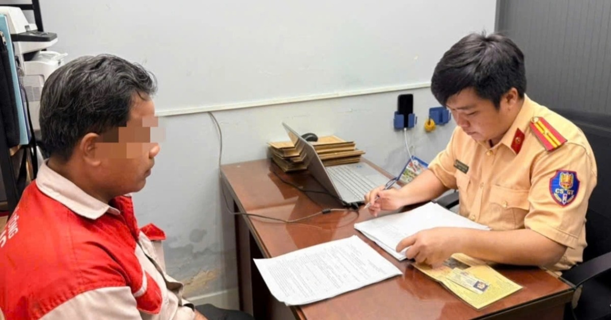 Tài xế lái xe bồn xả nước thải ra đường ở TPHCM bị phạt 3 triệu đồng