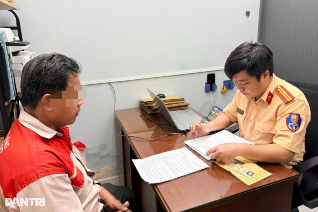 Tài xế lái xe bồn xả nước thải ra đường ở TPHCM bị phạt 3 triệu đồng - 1 Tài xế lái xe bồn xả nước thải ra đường ở TPHCM bị phạt 3 triệu đồng - 1