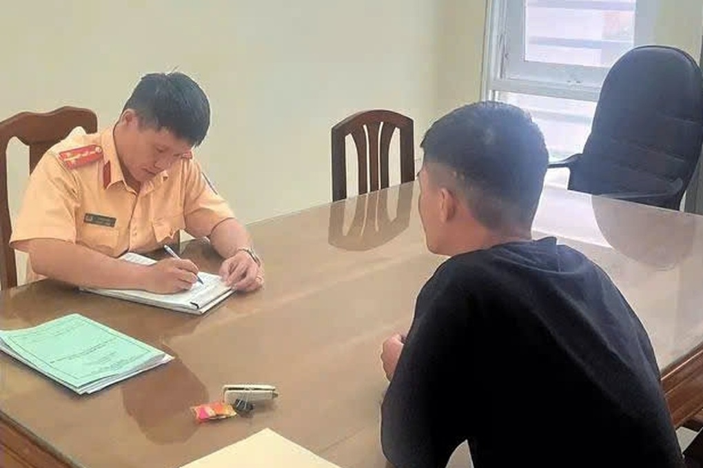 Nhân viên sửa xe lái xe biển xanh của công an, bị ghi hình vi phạm - 1 Nhân viên sửa xe lái xe biển xanh của công an, bị ghi hình vi phạm - 1