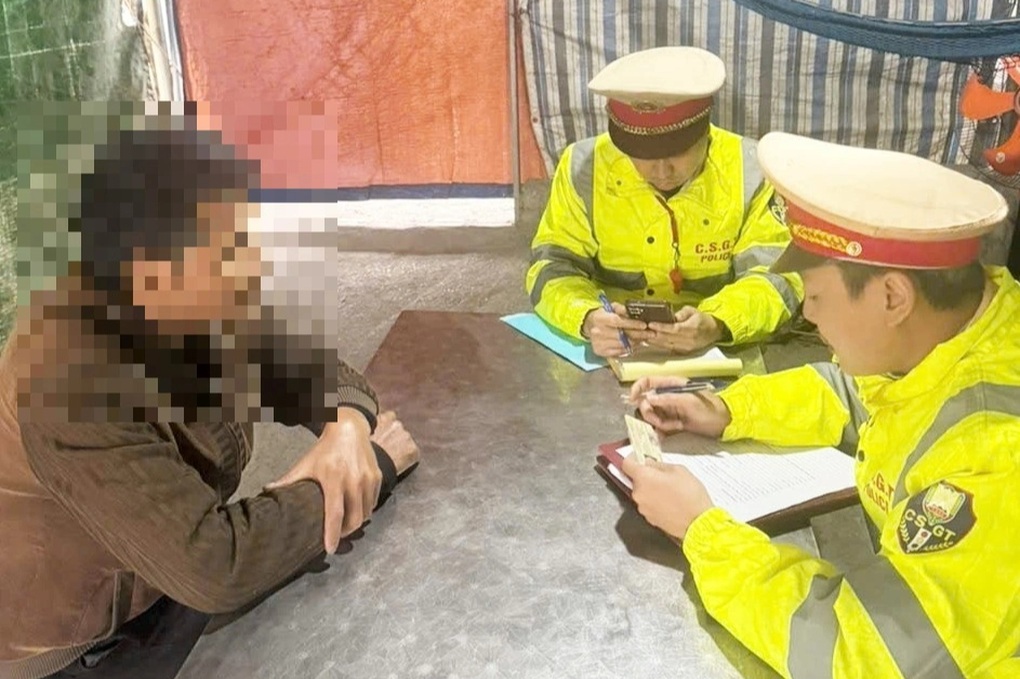 Công an kịp thời xử phạt tài xế đi ngược chiều nhờ tin báo của dân - 1