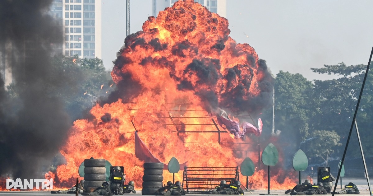 Cảnh sát phô diễn sức mạnh nghiệp vụ trong lễ xuất quân bảo vệ Đại hội Đảng