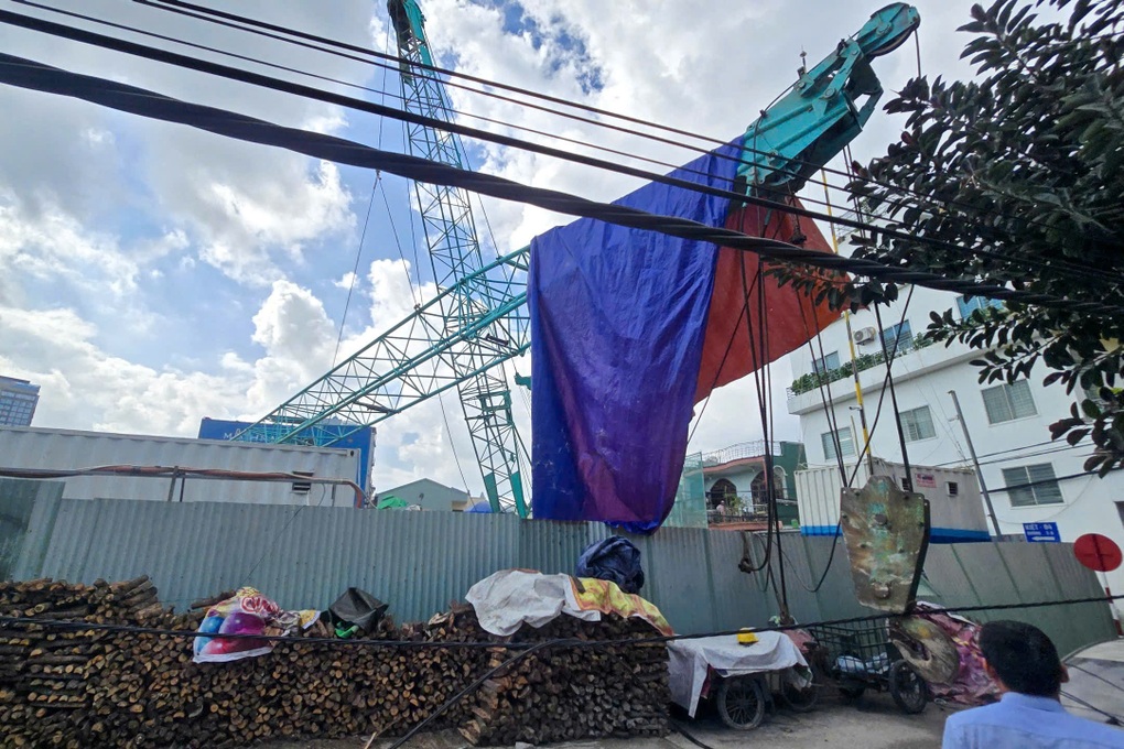 Hé lộ nguyên nhân tháp cẩu bất ngờ đổ sập xuống đường ở Đà Nẵng - 1