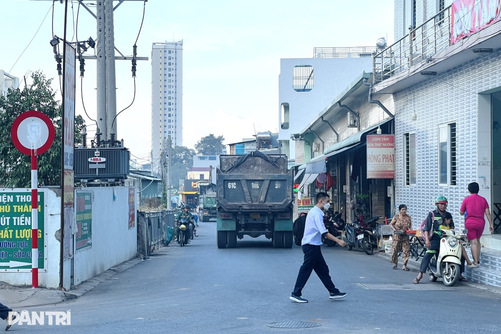 Biển báo bị bôi sơn, hẻm 5 tấn ở TPHCM “gánh” xe ben hàng chục tấn - 1