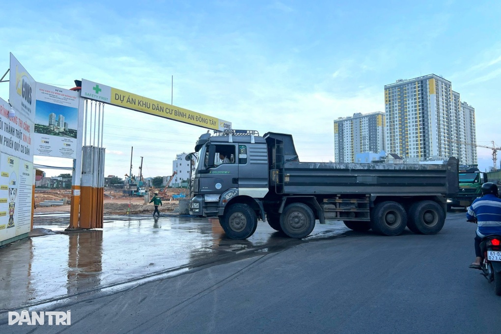 Biển báo bị bôi sơn, hẻm 5 tấn ở TPHCM “gánh” xe ben hàng chục tấn - 4