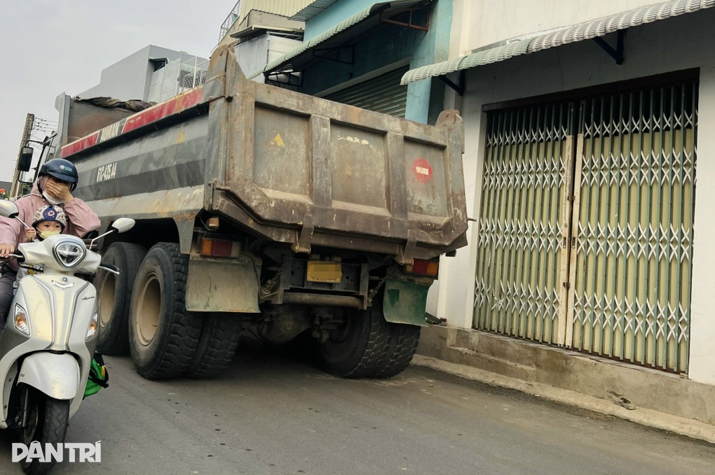 Biển báo bị bôi sơn, hẻm 5 tấn ở TPHCM “gánh” xe ben hàng chục tấn - 2