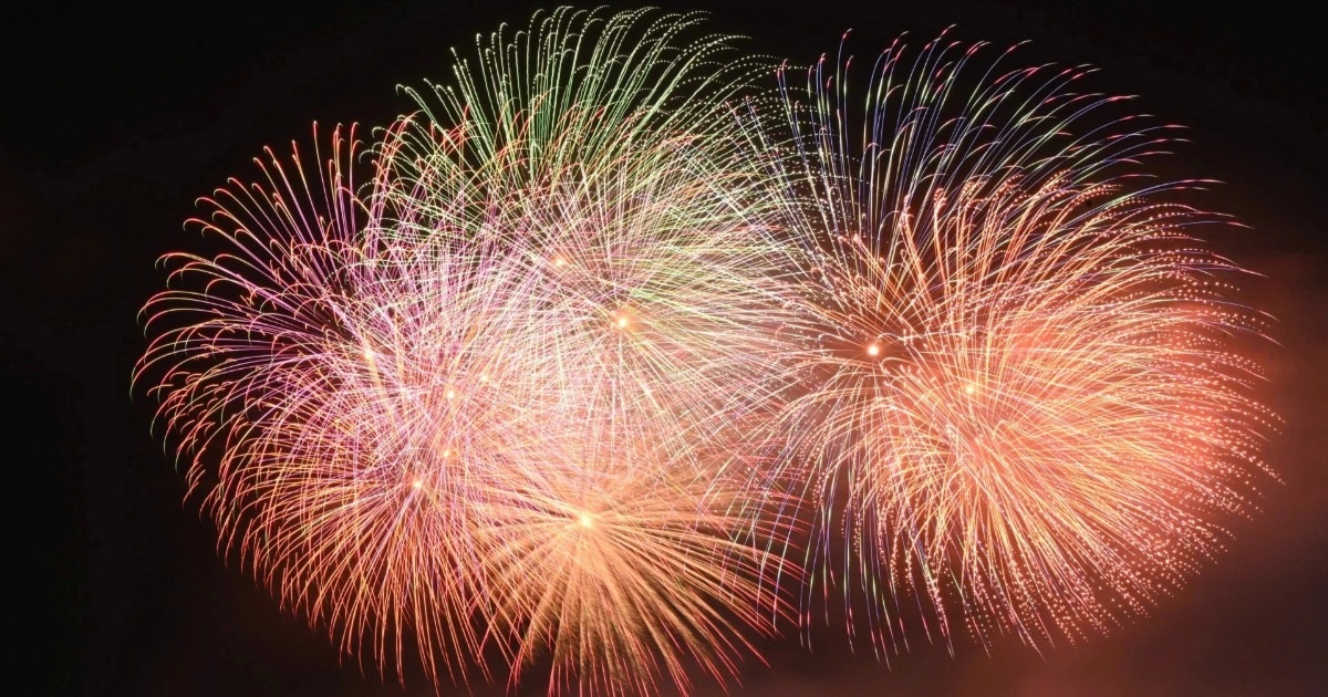 Pháo hoa chào đón năm mới 2026 rực sáng trên bầu trời TPHCM