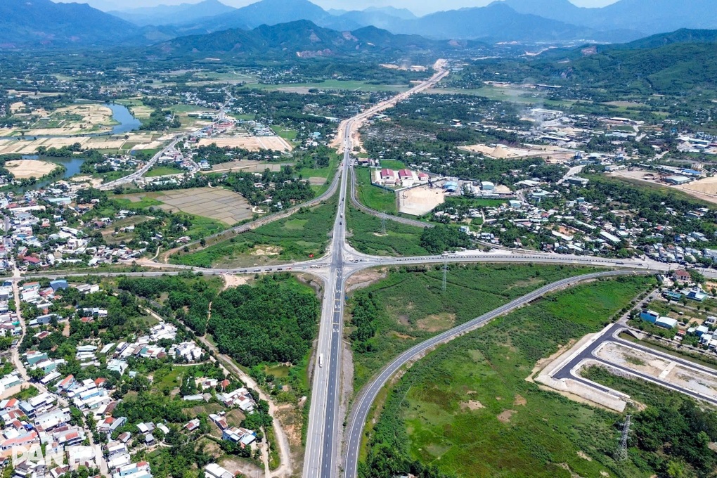 Phương tiện “bò qua đường xuống cấp ở nút giao cao tốc - 3 Phương tiện “bò qua đường xuống cấp ở nút giao cao tốc - 3