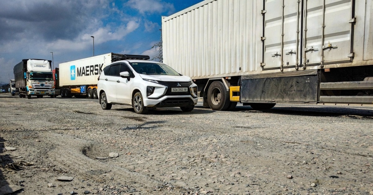 Phương tiện “bò” qua đường xuống cấp ở nút giao cao tốc