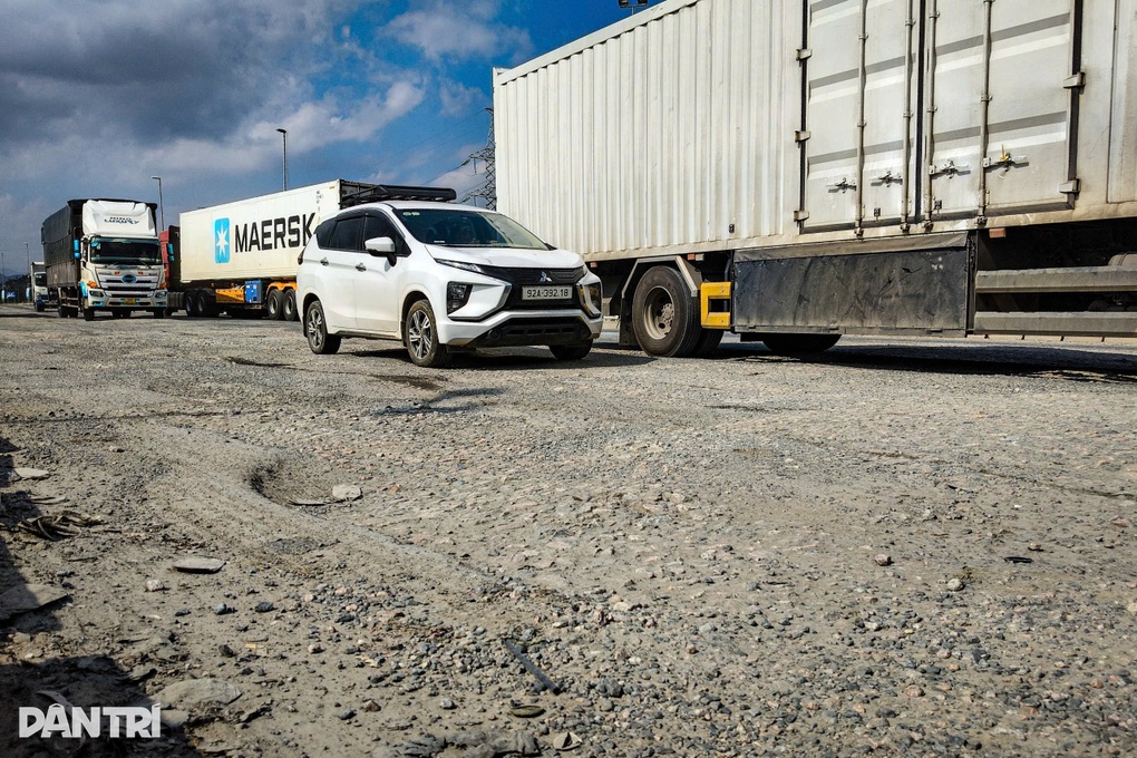 Phương tiện “bò qua đường xuống cấp ở nút giao cao tốc - 1 Phương tiện “bò qua đường xuống cấp ở nút giao cao tốc - 1