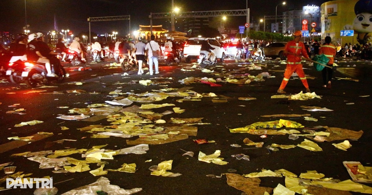 Rác thải tràn lan ở trung tâm TPHCM sau đêm Countdown đón năm mới 2026