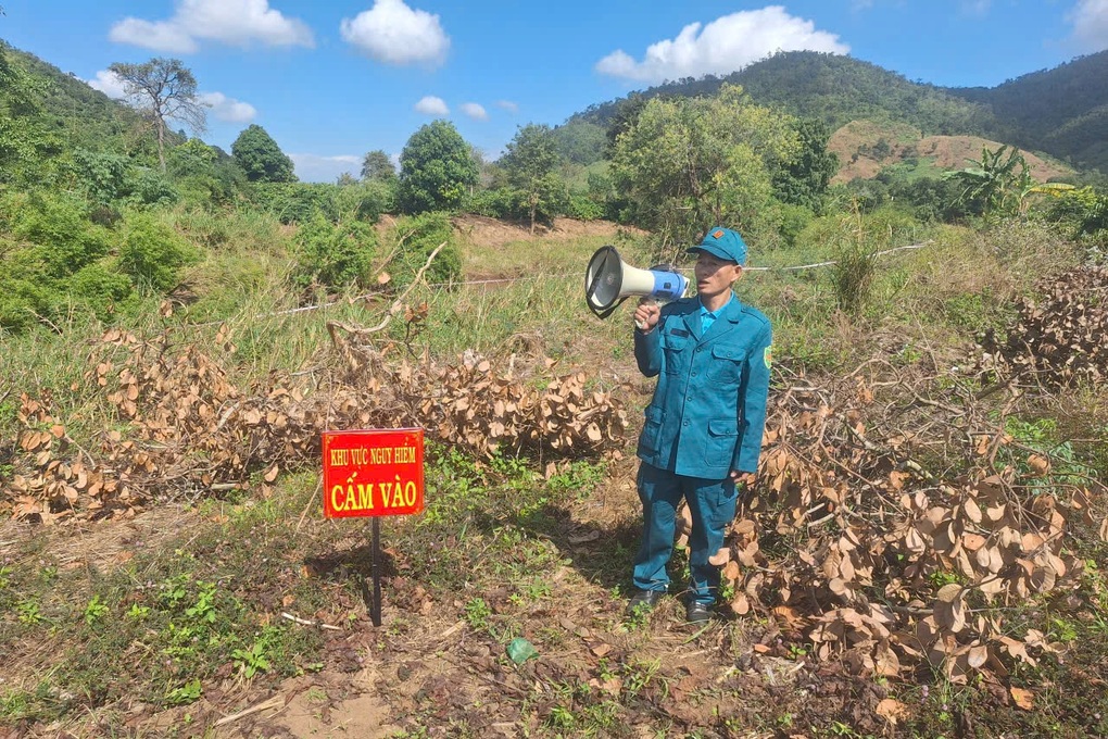 Quả bom nặng hơn 330kg nằm bên suối ở Đắk Lắk - 2