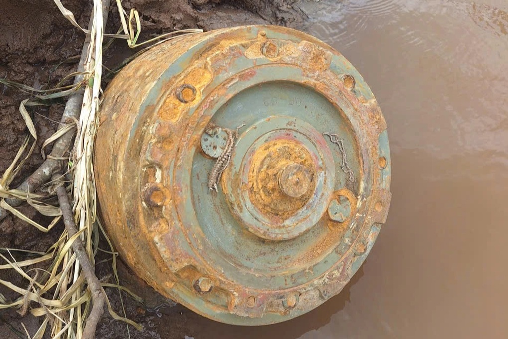 Quả bom nặng hơn 330kg nằm bên suối ở Đắk Lắk - 1