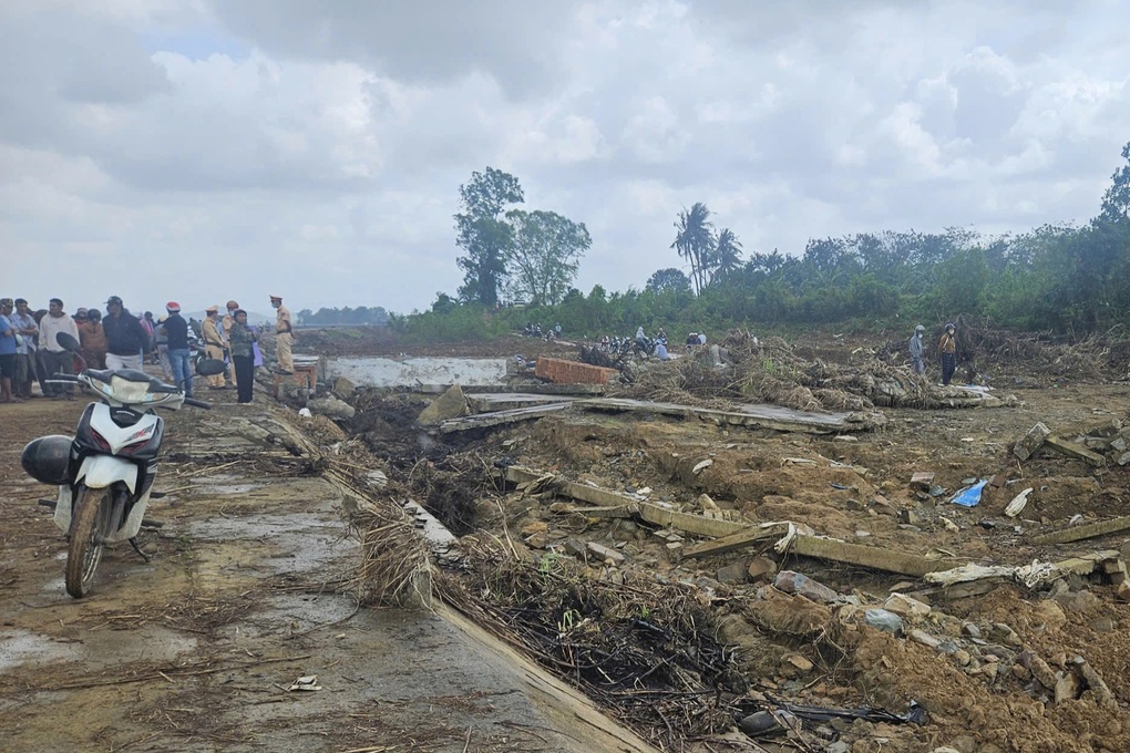Công an điều tra vụ sập bờ kè ở Đắk Lắk làm 4 người tử vong - 2