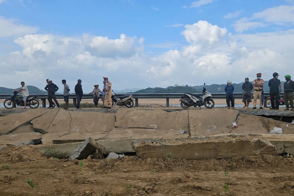 Đắk Lắk ra công điện tăng cường cảnh báo tại công trình hư hỏng do bão lũ - 1 Đắk Lắk ra công điện tăng cường cảnh báo tại công trình hư hỏng do bão lũ - 1