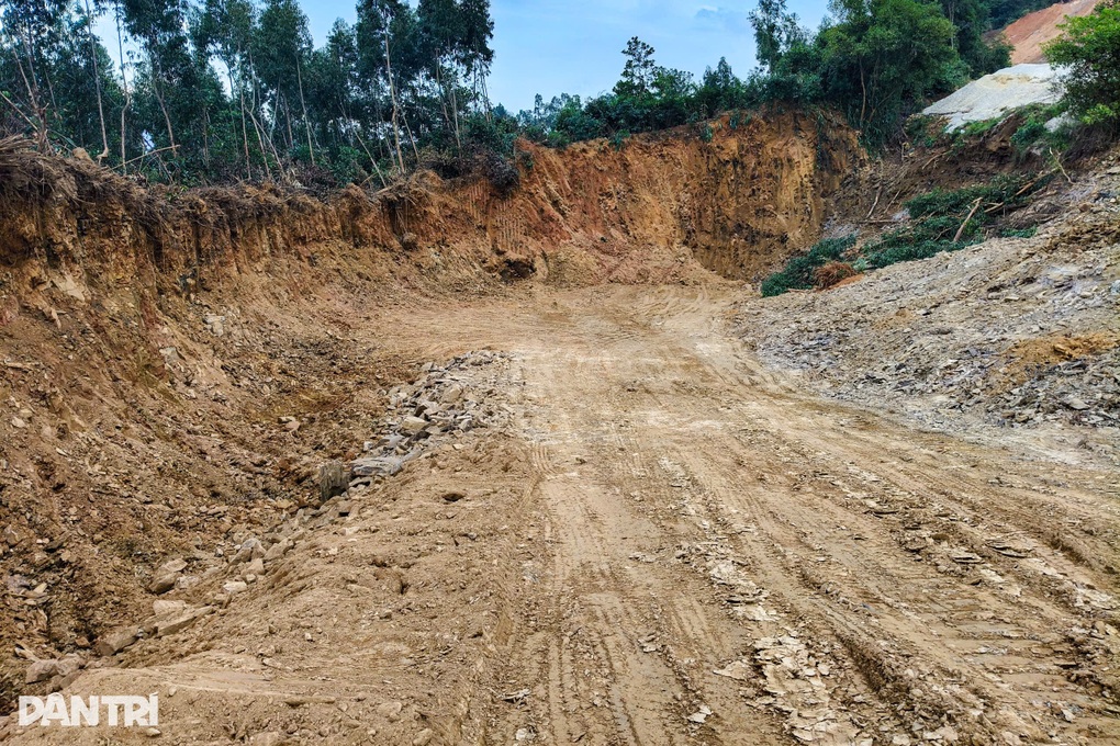 Vụ “xé rào” trên cao tốc Đà Nẵng để múc đất: Cả hai lần trùng hợp? - 1