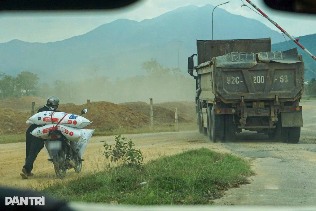 Vụ “xé rào” trên cao tốc Đà Nẵng để múc đất: Cả hai lần trùng hợp? - 2