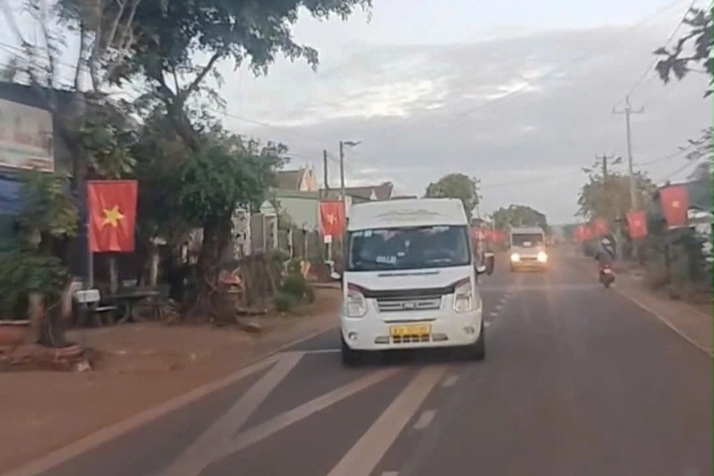 Hai ô tô khách tạt đầu, chặn xe đối thủ trên quốc lộ 14C - 2 Hai ô tô khách tạt đầu, chặn xe đối thủ trên quốc lộ 14C - 2