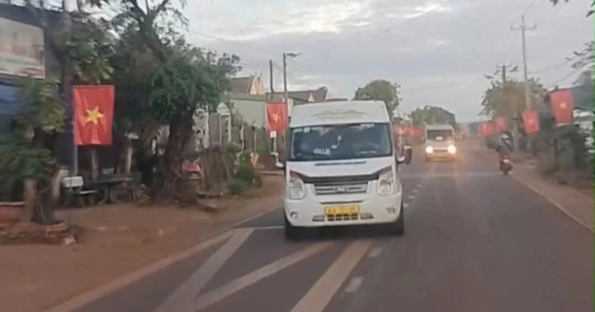 Hai ô tô khách tạt đầu, chặn xe đối thủ trên quốc lộ 14C