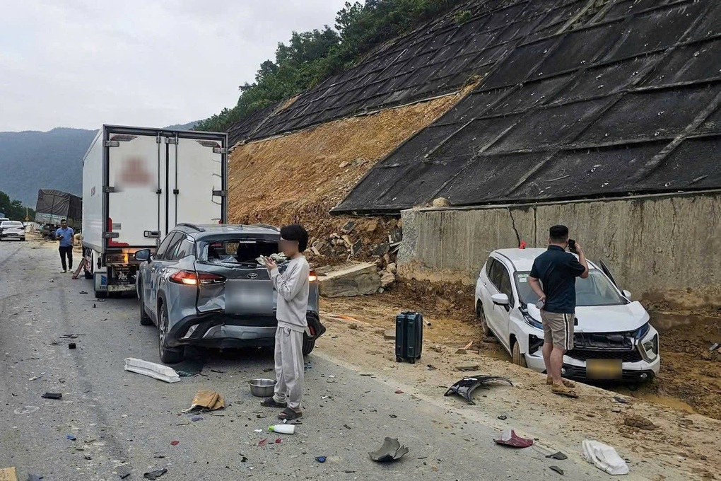 11 ô tô va chạm liên hoàn trên cao tốc La Sơn - Túy Loan - 1