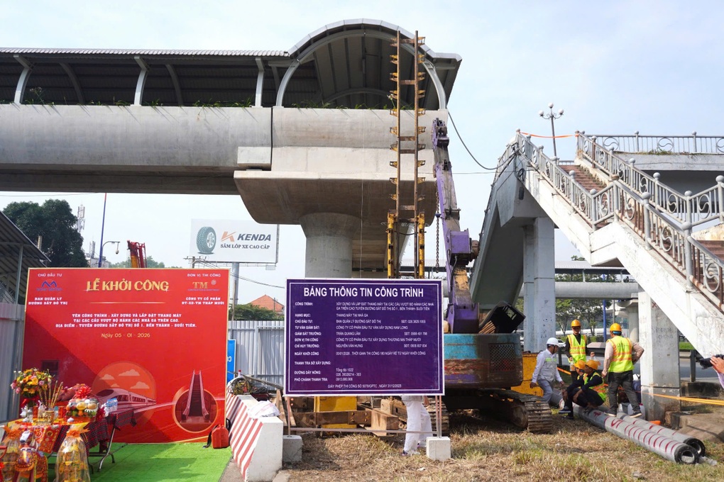 Metro số 1 TPHCM được lắp thêm thang máy cho cầu bộ hành - 2