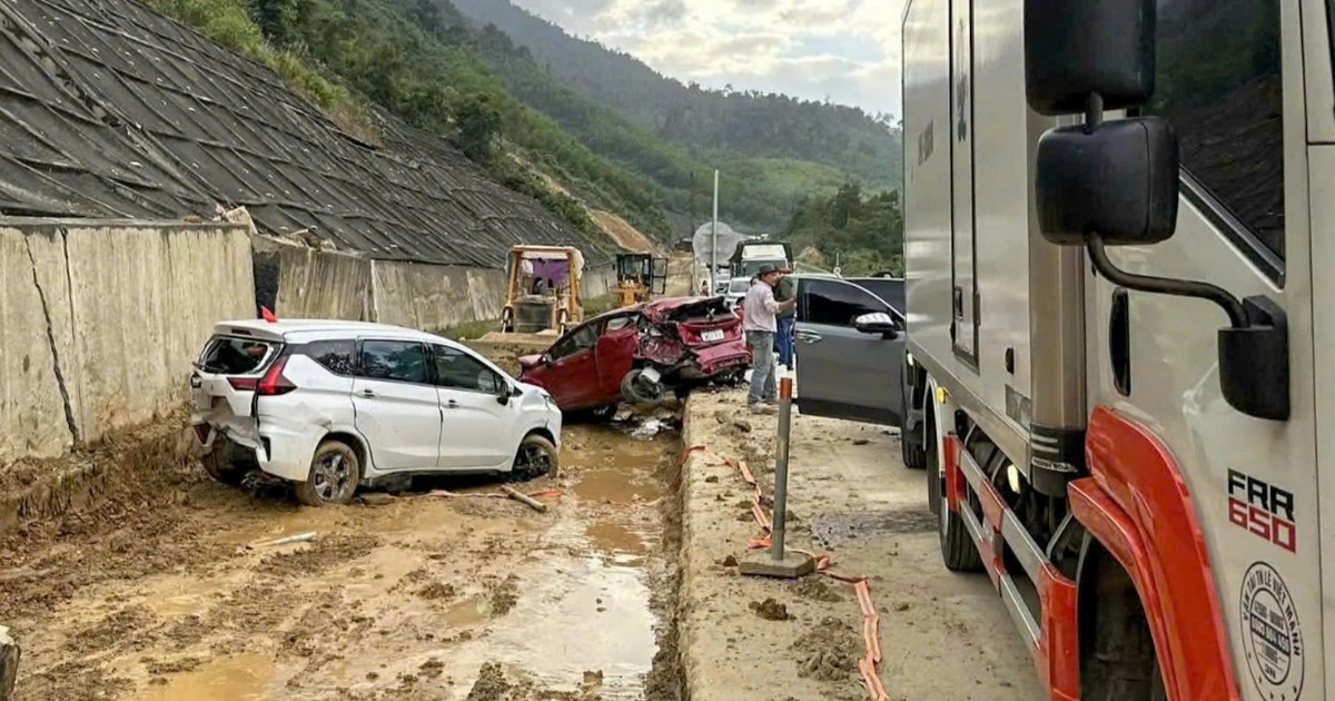 Khoảnh khắc tai nạn liên hoàn trên cao tốc La Sơn – Túy Loan