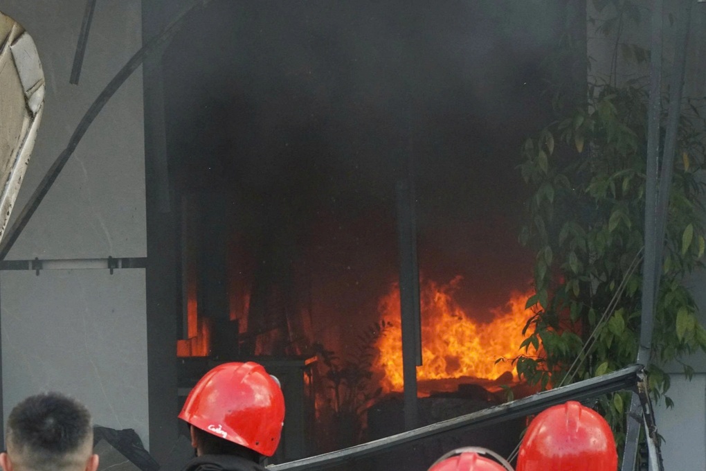 Cháy lớn tại cửa hàng vật liệu xây dựng ở Đà Nẵng - 1