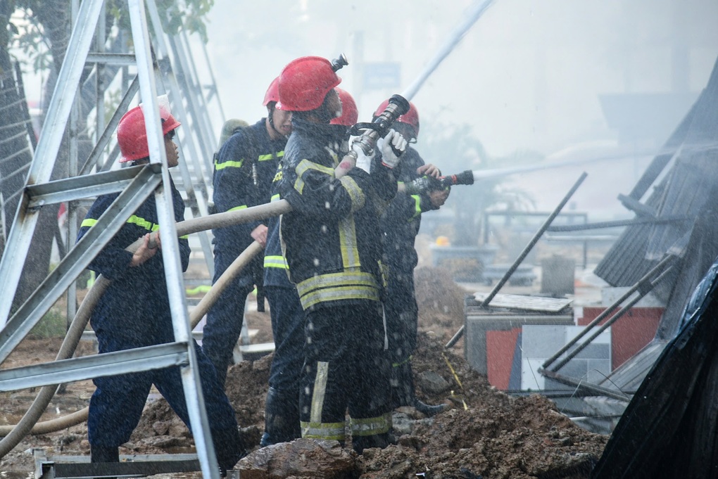 Cháy lớn tại cửa hàng vật liệu xây dựng ở Đà Nẵng - 2