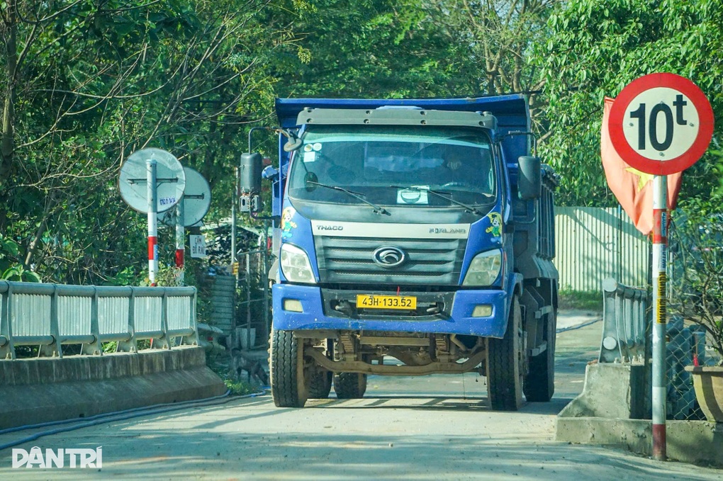 Ô tô tải trọng lớn đi vào đường dân sinh dù có biển cấm xe trên 7,5 tấn - 2
