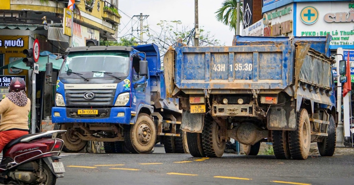 Ô tô tải trọng lớn đi vào đường dân sinh dù có biển cấm xe trên 7,5 tấn