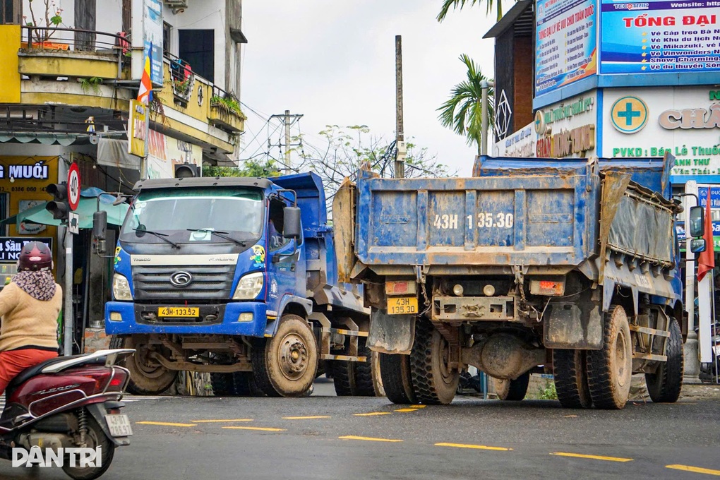 Ô tô tải trọng lớn đi vào đường dân sinh dù có biển cấm xe trên 7,5 tấn - 3