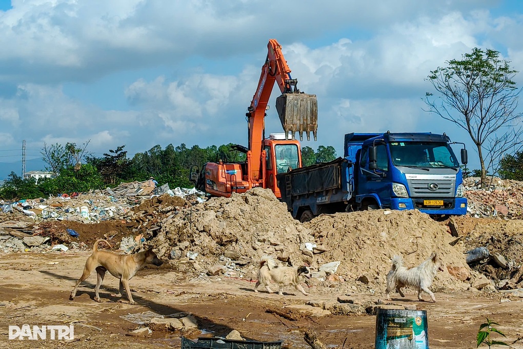 Ô tô tải trọng lớn đi vào đường dân sinh dù có biển cấm xe trên 7,5 tấn - 1