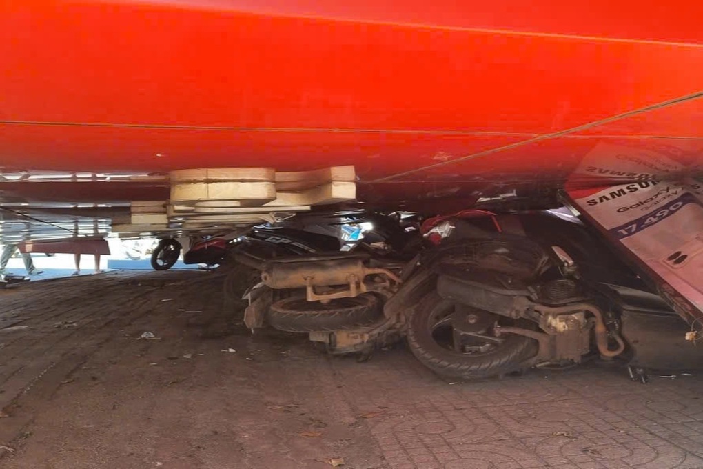 Biển hiệu cửa hàng điện thoại sập đè một phụ nữ cùng nhiều xe máy, ô tô - 2