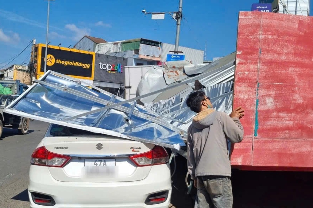 Biển hiệu cửa hàng điện thoại sập đè một phụ nữ cùng nhiều xe máy, ô tô - 1