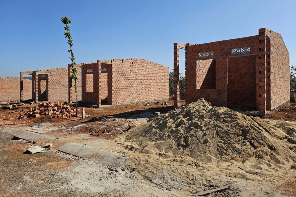 Tường nhà tái định cư cho hộ nghèo đang xây bất ngờ đổ sập giữa trời nắng - 1