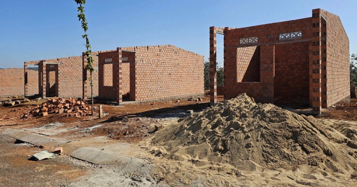 Tường nhà tái định cư cho hộ nghèo đang xây bất ngờ đổ sập giữa trời nắng