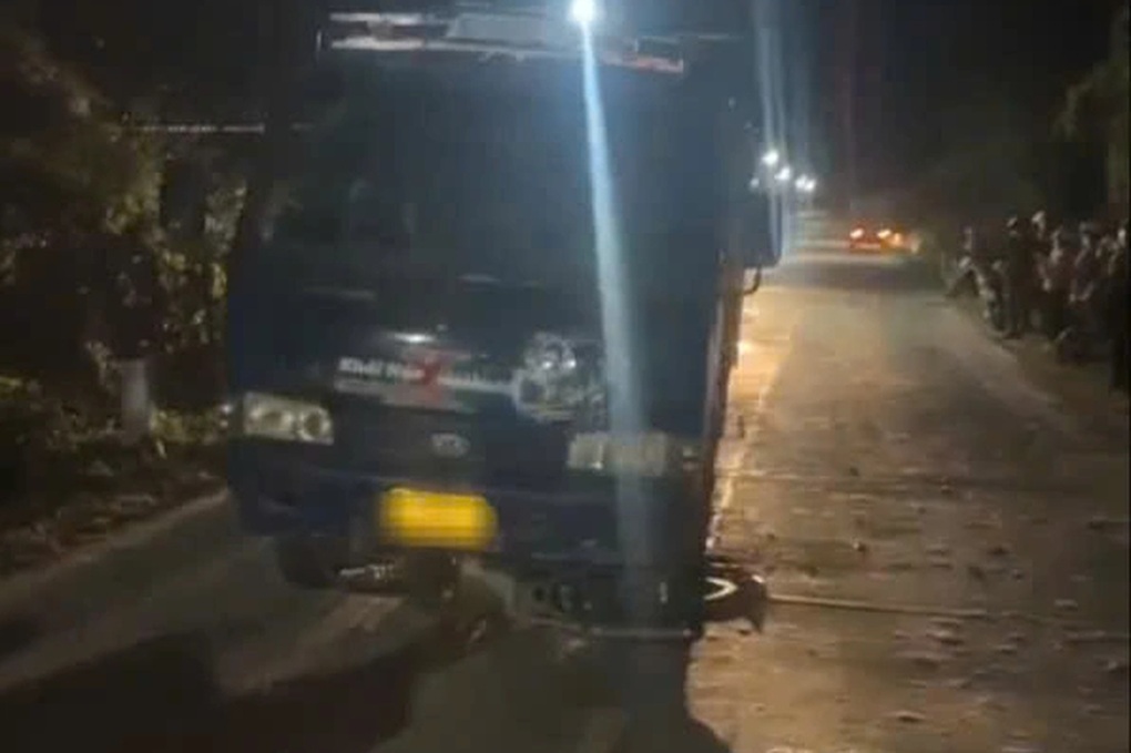 Hai thanh niên tử vong sau va chạm với xe tải - 1