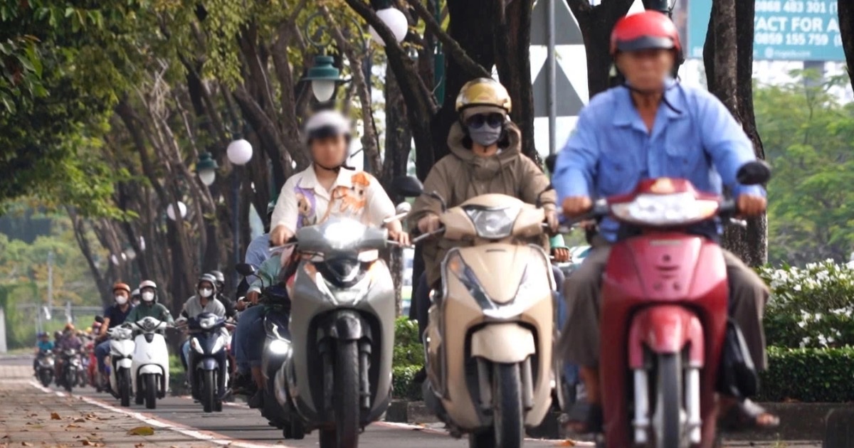 Xe máy “nuốt chửng” làn xe đạp đầu tiên ở TPHCM