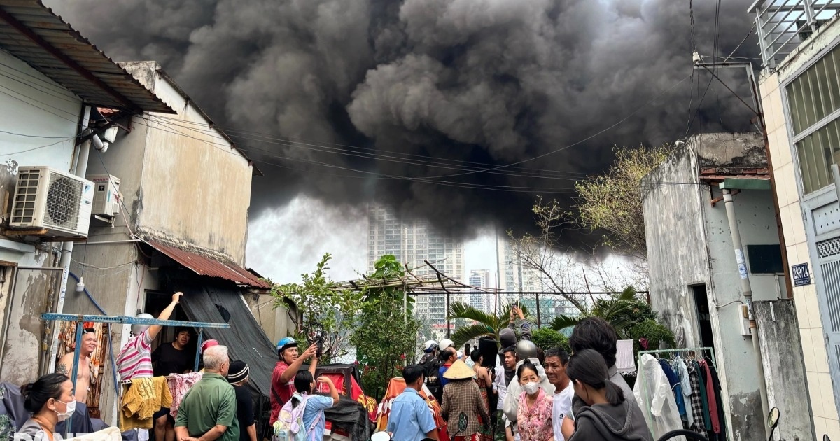 Cả xóm hoảng hốt sơ tán khi du thuyền trên sông Sài Gòn bị cháy